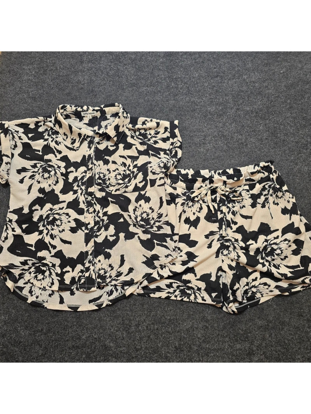 Kathy Ireland Shorts Set XL 2pc Black White Floral Plisse Short Sleeve